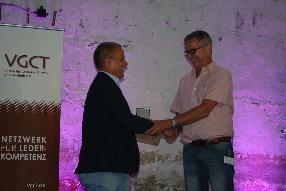Laudatory speaker Martin Heise (VGCT) hands the VGCT annual prize to Manfred Willsch (Profashional Media GmbH)